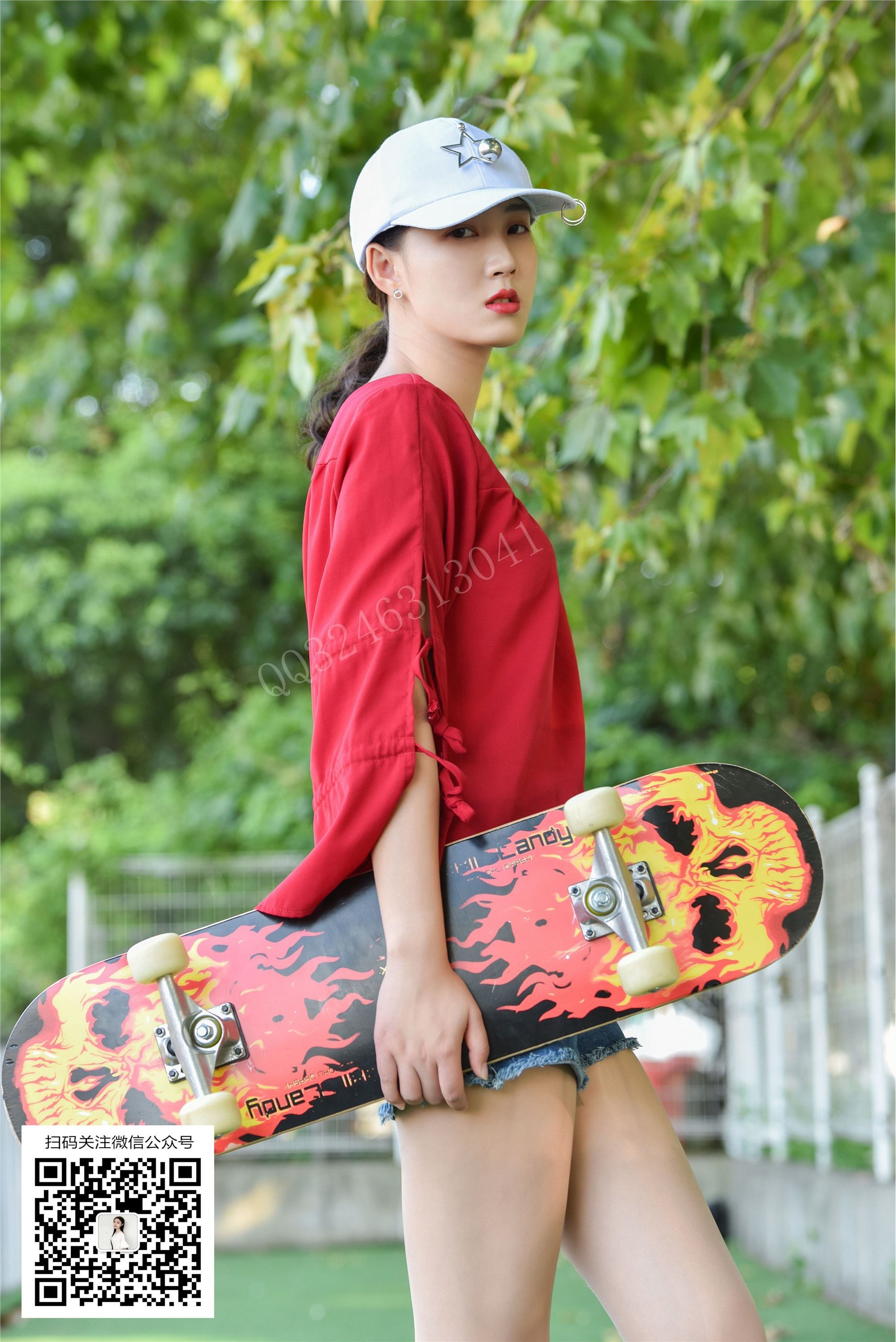 No.078 Yueyue - Skateboarding in silk stockings